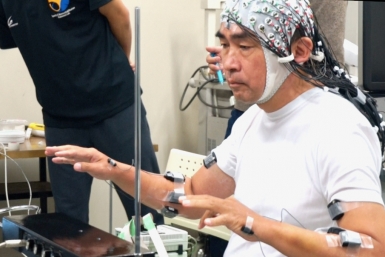障がいを負う人が電子楽器テルミンやマトリョミン演奏に取り組む様子の紹介