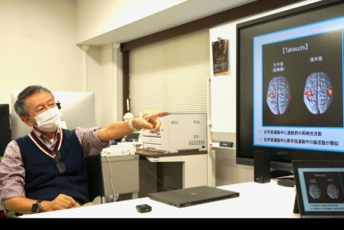 障がいを負う人が電子楽器テルミンやマトリョミン演奏に取り組む様子の紹介